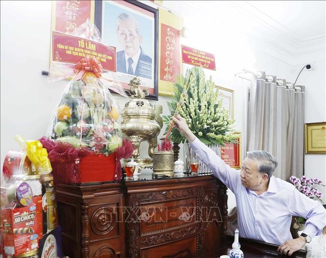 Tổng B&iacute; thư, Chủ tịch nước T&ocirc; L&acirc;m d&acirc;ng hương tưởng nhớ c&aacute;c đồng ch&iacute; l&atilde;nh đạo tiền bối