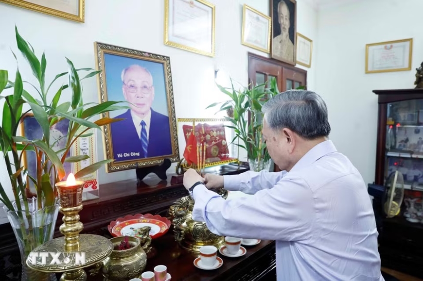 Tổng B&iacute; thư, Chủ tịch nước T&ocirc; L&acirc;m d&acirc;ng hương tưởng nhớ c&aacute;c đồng ch&iacute; l&atilde;nh đạo tiền bối
