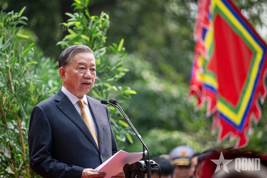 Tổng B&iacute; thư, Chủ tịch nước T&ocirc; L&acirc;m d&acirc;ng hương tưởng niệm c&aacute;c Vua H&ugrave;ng