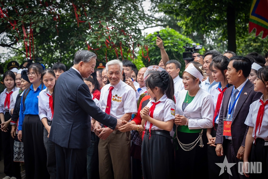 Tổng B&iacute; thư, Chủ tịch nước T&ocirc; L&acirc;m d&acirc;ng hương tưởng niệm c&aacute;c Vua H&ugrave;ng