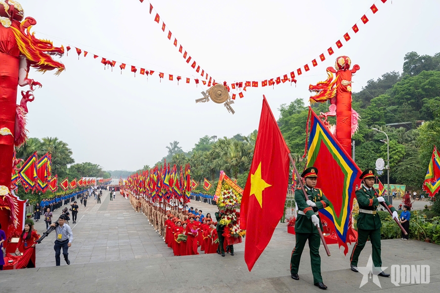 Tổng B&iacute; thư, Chủ tịch nước T&ocirc; L&acirc;m d&acirc;ng hương tưởng niệm c&aacute;c Vua H&ugrave;ng