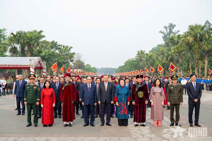 Tổng B&iacute; thư, Chủ tịch nước T&ocirc; L&acirc;m d&acirc;ng hương tưởng niệm c&aacute;c Vua H&ugrave;ng