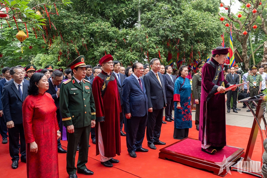 Tổng B&iacute; thư, Chủ tịch nước T&ocirc; L&acirc;m d&acirc;ng hương tưởng niệm c&aacute;c Vua H&ugrave;ng