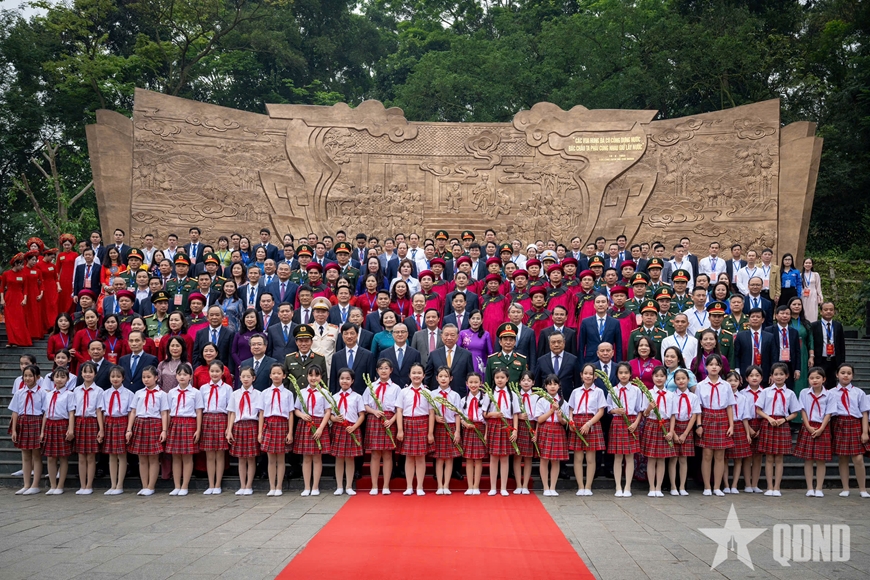 Tổng B&iacute; thư, Chủ tịch nước T&ocirc; L&acirc;m d&acirc;ng hương tưởng niệm c&aacute;c Vua H&ugrave;ng