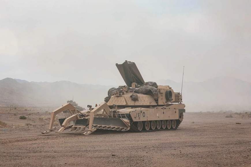 Qu&acirc;n sự thế giới h&ocirc;m nay (27-4): Lục qu&acirc;n Mỹ tăng 350% ng&acirc;n s&aacute;ch cho xe c&ocirc;ng binh M1150