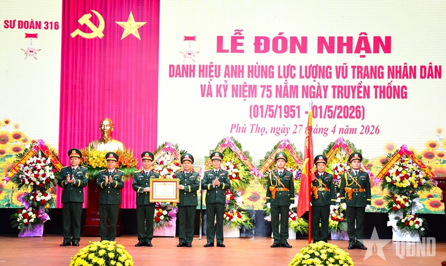 Đại tướng Nguyễn Tân Cương dự Lễ đón nhận danh hiệu Anh hùng Lực lượng vũ trang nhân dân tại Sư đoàn 316 