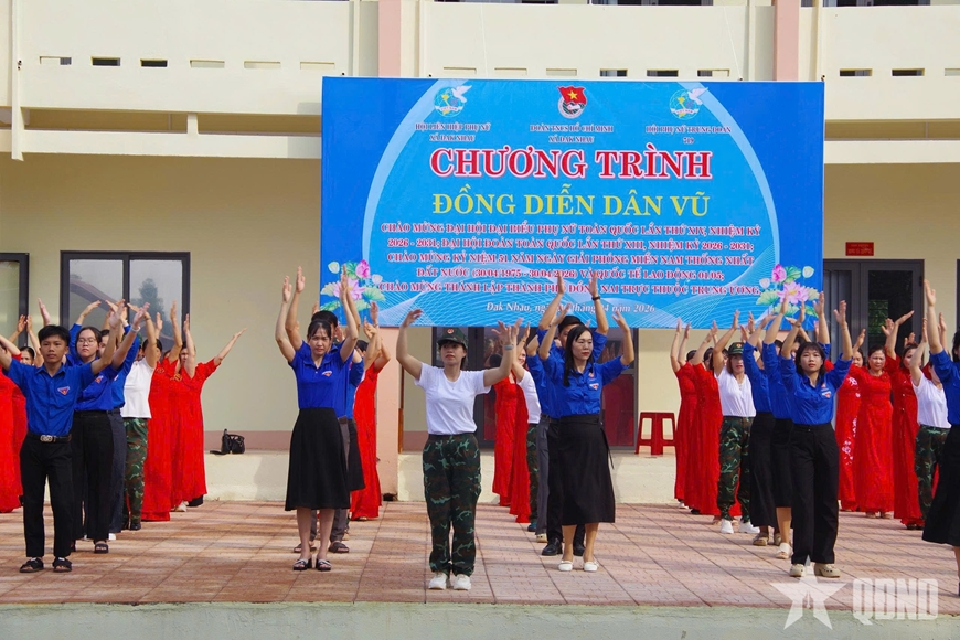 Phụ nữ Trung đoàn 719 đồng diễn dân vũ