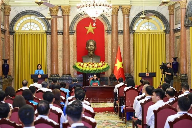 Ph&oacute; chủ tịch nước V&otilde; Thị &Aacute;nh Xu&acirc;n gặp mặt 101 chủ tịch c&ocirc;ng đo&agrave;n ti&ecirc;u biểu