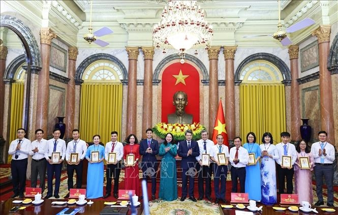 Ph&oacute; chủ tịch nước V&otilde; Thị &Aacute;nh Xu&acirc;n gặp mặt 101 chủ tịch c&ocirc;ng đo&agrave;n ti&ecirc;u biểu