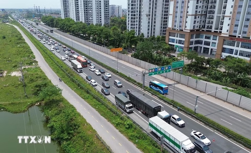 Cửa ng&otilde; Thủ đ&ocirc; đ&ocirc;ng k&iacute;n phương tiện trong ng&agrave;y cuối kỳ nghỉ lễ