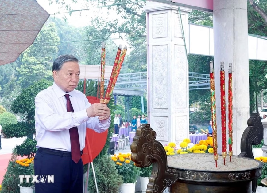 Tổng B&iacute; thư, Chủ tịch nước T&ocirc; L&acirc;m d&acirc;ng hương tưởng niệm c&aacute;c anh h&ugrave;ng liệt sĩ tại T&acirc;y Ninh