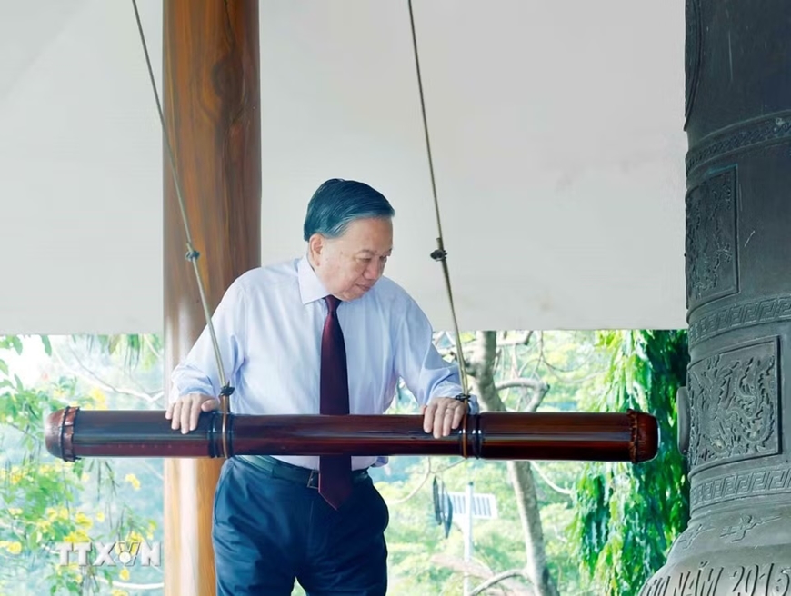 Tổng B&iacute; thư, Chủ tịch nước T&ocirc; L&acirc;m d&acirc;ng hương tưởng niệm c&aacute;c anh h&ugrave;ng liệt sĩ tại T&acirc;y Ninh