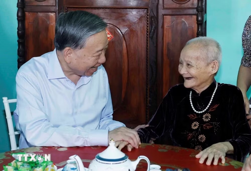 Tổng B&iacute; thư, Chủ tịch nước T&ocirc; L&acirc;m thăm c&aacute;c đồng ch&iacute; nguy&ecirc;n l&atilde;nh đạo Đảng, Nh&agrave; nước v&agrave; Mẹ Việt Nam Anh h&ugrave;ng