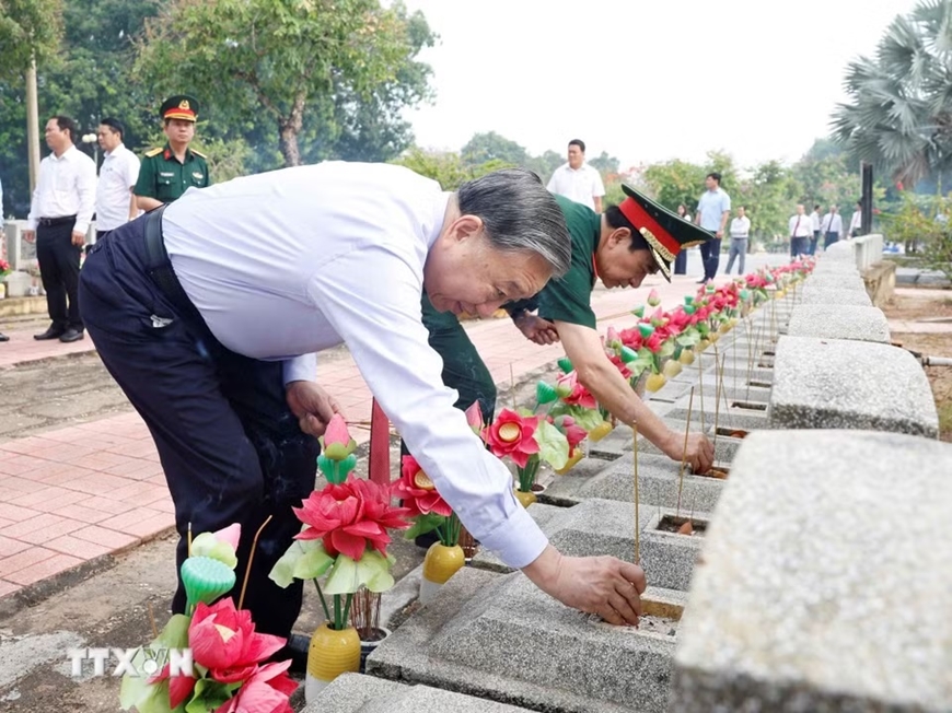 Tổng B&iacute; thư, Chủ tịch nước T&ocirc; L&acirc;m d&acirc;ng hương tưởng niệm c&aacute;c anh h&ugrave;ng liệt sĩ tại T&acirc;y Ninh