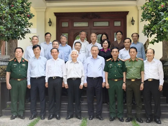 Tổng B&iacute; thư, Chủ tịch nước T&ocirc; L&acirc;m thăm c&aacute;c đồng ch&iacute; nguy&ecirc;n l&atilde;nh đạo Đảng, Nh&agrave; nước v&agrave; Mẹ Việt Nam Anh h&ugrave;ng