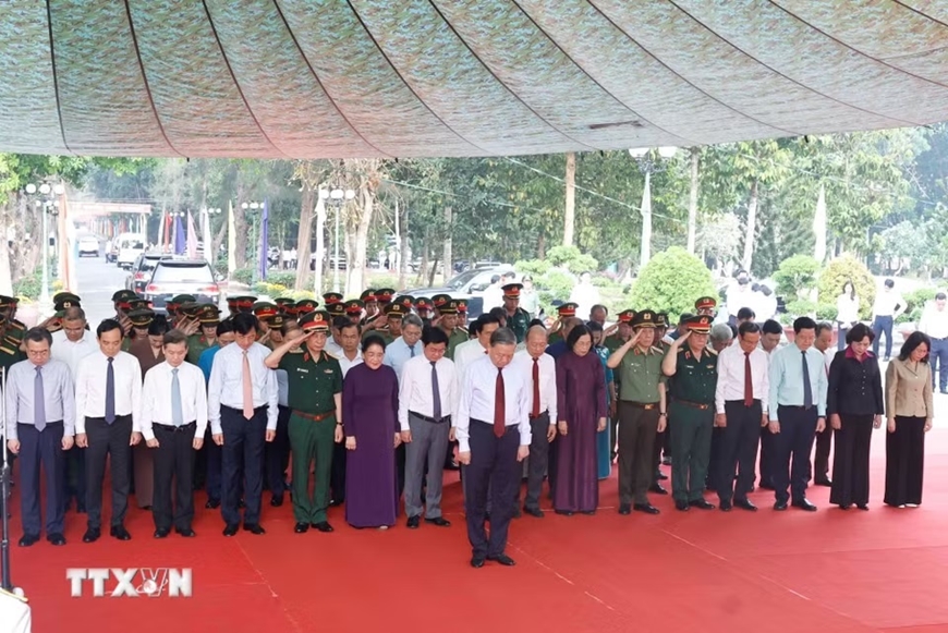 Tổng B&iacute; thư, Chủ tịch nước T&ocirc; L&acirc;m d&acirc;ng hương tưởng niệm c&aacute;c anh h&ugrave;ng liệt sĩ tại T&acirc;y Ninh