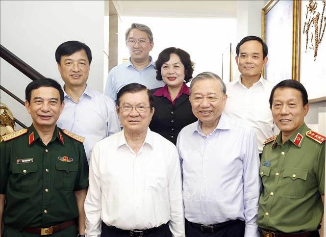 Tổng B&iacute; thư, Chủ tịch nước T&ocirc; L&acirc;m thăm c&aacute;c đồng ch&iacute; nguy&ecirc;n l&atilde;nh đạo Đảng, Nh&agrave; nước v&agrave; Mẹ Việt Nam Anh h&ugrave;ng