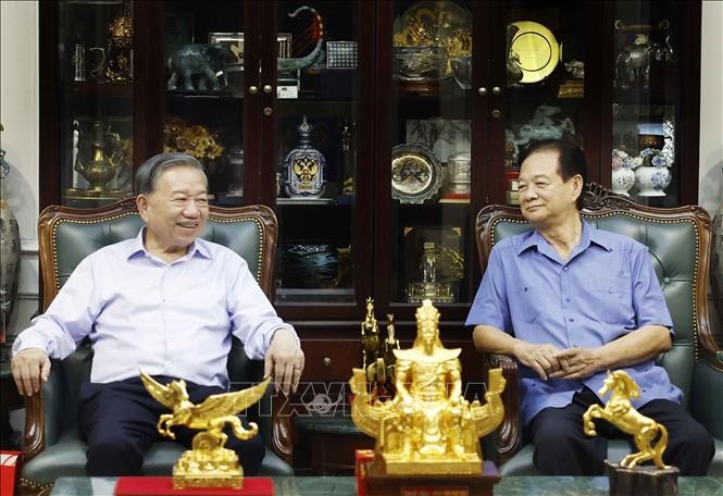 Tổng B&iacute; thư, Chủ tịch nước T&ocirc; L&acirc;m thăm c&aacute;c đồng ch&iacute; nguy&ecirc;n l&atilde;nh đạo Đảng, Nh&agrave; nước v&agrave; Mẹ Việt Nam Anh h&ugrave;ng