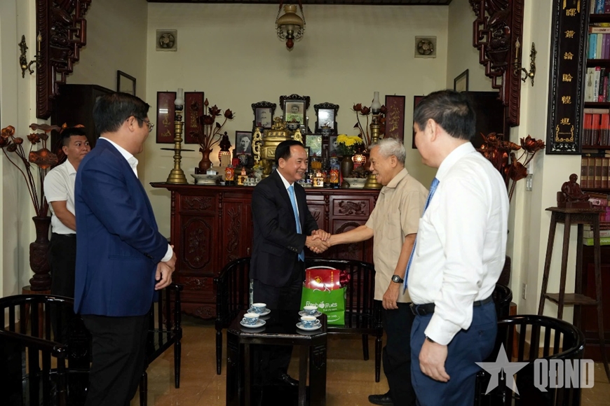 Trưởng ban Tuy&ecirc;n gi&aacute;o v&agrave; D&acirc;n vận Trung ương Trịnh Văn Quyết thăm, tặng qu&agrave; tại Th&agrave;nh phố Huế