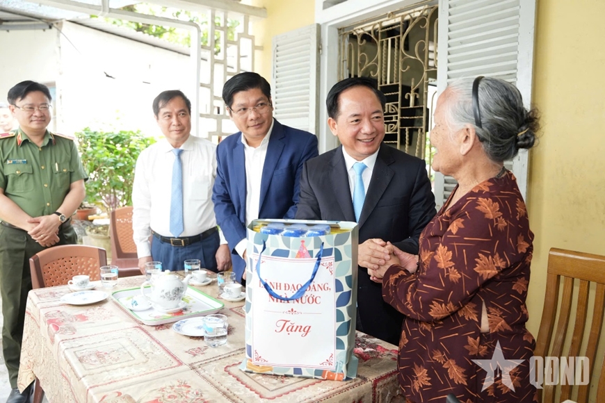 Trưởng ban Tuy&ecirc;n gi&aacute;o v&agrave; D&acirc;n vận Trung ương Trịnh Văn Quyết thăm, tặng qu&agrave; tại Th&agrave;nh phố Huế