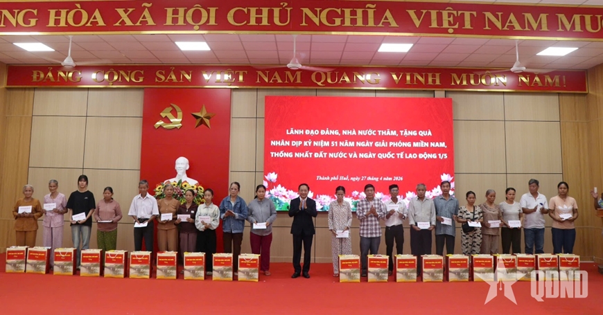 Trưởng ban Tuy&ecirc;n gi&aacute;o v&agrave; D&acirc;n vận Trung ương Trịnh Văn Quyết thăm, tặng qu&agrave; tại Th&agrave;nh phố Huế