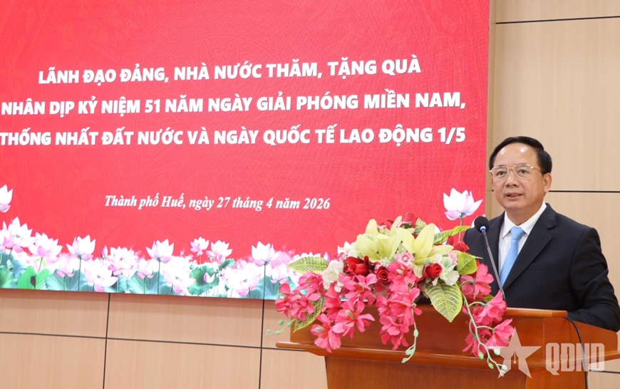 Trưởng ban Tuy&ecirc;n gi&aacute;o v&agrave; D&acirc;n vận Trung ương Trịnh Văn Quyết thăm, tặng qu&agrave; tại Th&agrave;nh phố Huế