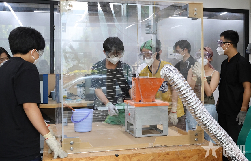 Sinh vi&ecirc;n Việt Nam tạo c&aacute;t x&acirc;y dựng từ vật liệu t&aacute;i chế