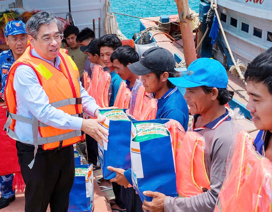 Bồi đắp l&ograve;ng y&ecirc;u nước v&agrave; l&yacute; tưởng c&aacute;ch mạng