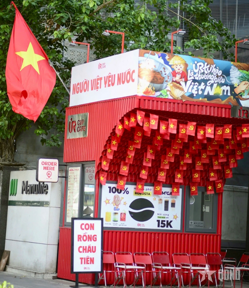 TP Hồ Ch&iacute; Minh: Sắc đỏ th&aacute;ng Tư lan tỏa trong từng qu&aacute;n c&agrave; ph&ecirc;