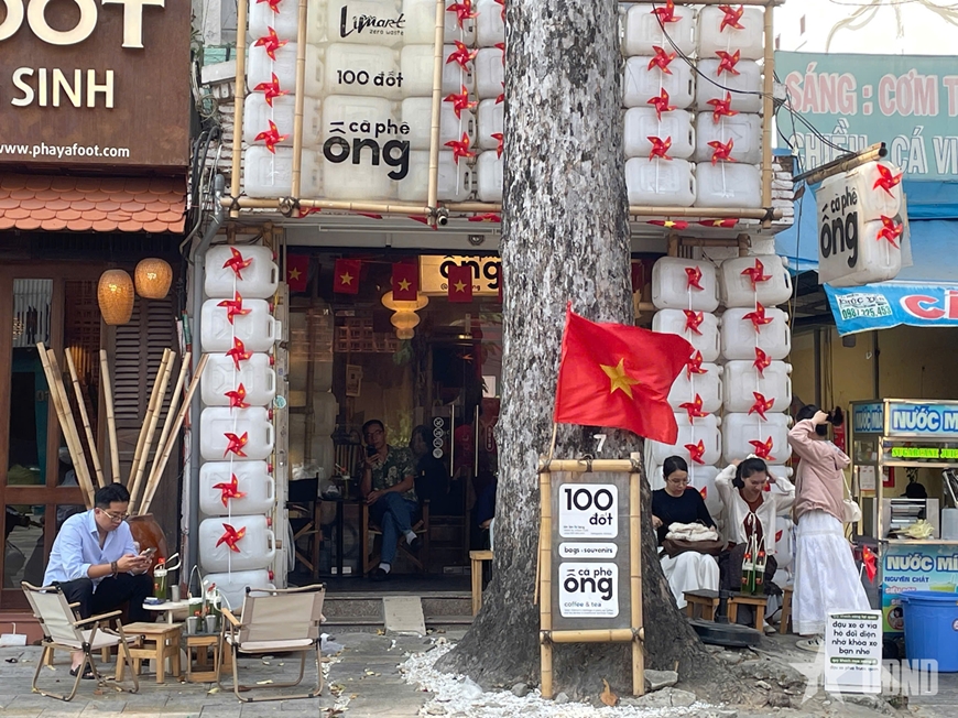 TP Hồ Ch&iacute; Minh: Sắc đỏ th&aacute;ng Tư lan tỏa trong từng qu&aacute;n c&agrave; ph&ecirc;