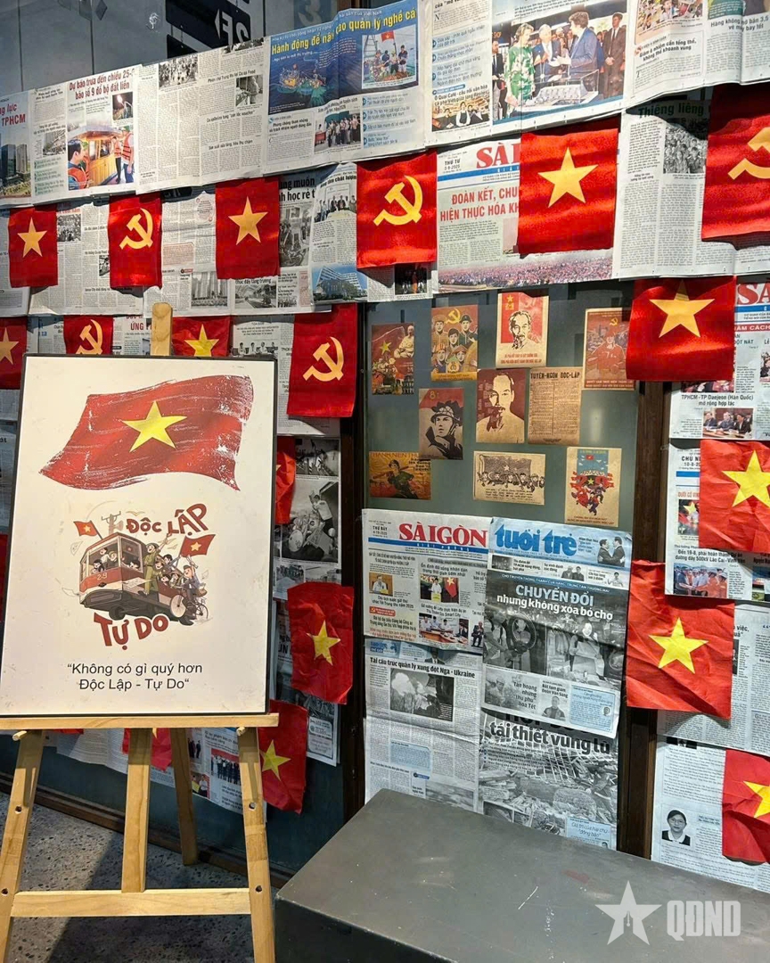 TP Hồ Ch&iacute; Minh: Sắc đỏ th&aacute;ng Tư lan tỏa trong từng qu&aacute;n c&agrave; ph&ecirc;