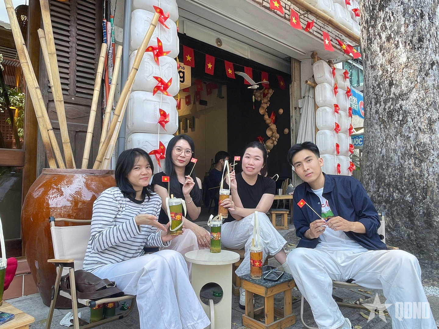 TP Hồ Chí Minh: Sắc đỏ tháng Tư lan tỏa trong từng quán cà phê