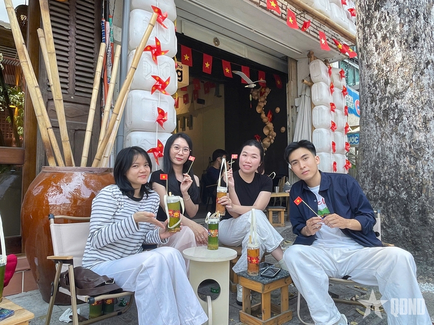 TP Hồ Ch&iacute; Minh: Sắc đỏ th&aacute;ng Tư lan tỏa trong từng qu&aacute;n c&agrave; ph&ecirc;