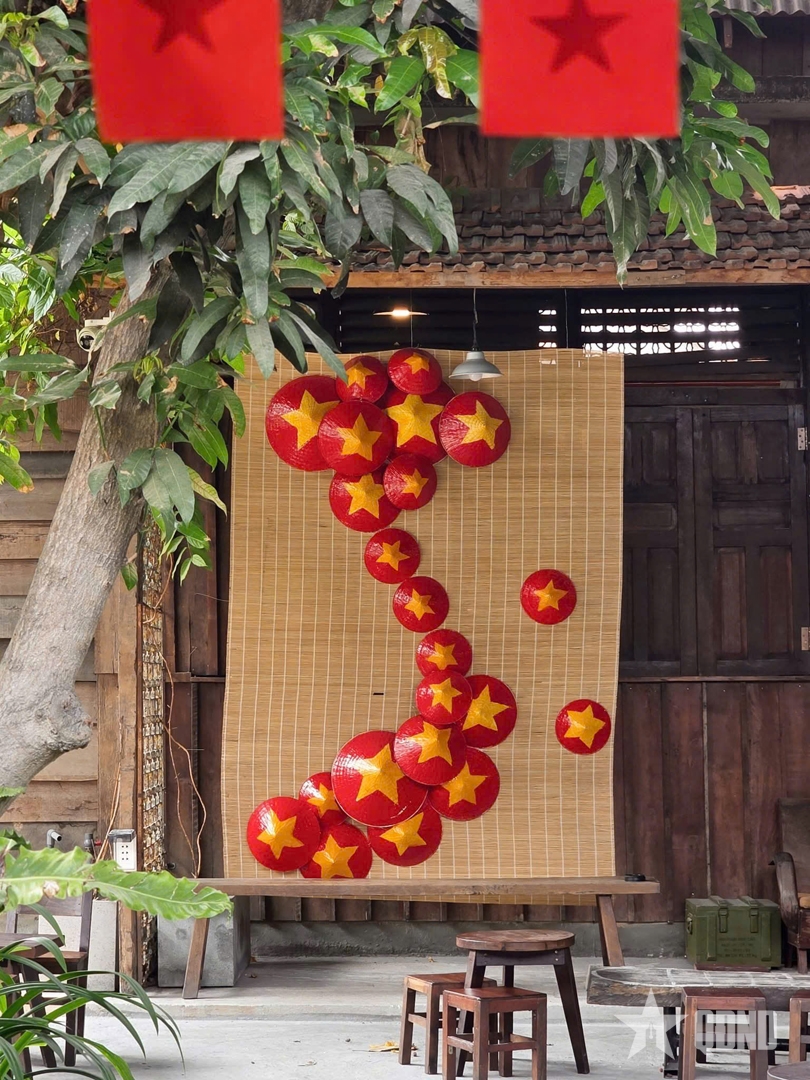 TP Hồ Ch&iacute; Minh: Sắc đỏ th&aacute;ng Tư lan tỏa trong từng qu&aacute;n c&agrave; ph&ecirc;