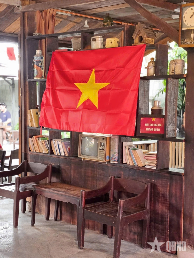 TP Hồ Ch&iacute; Minh: Sắc đỏ th&aacute;ng Tư lan tỏa trong từng qu&aacute;n c&agrave; ph&ecirc;