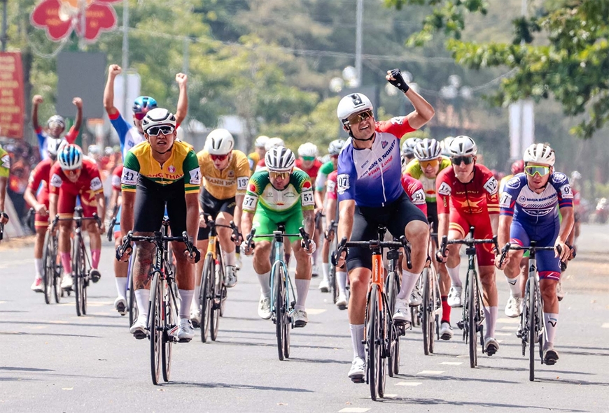 Tin thể thao (28-4): Thắng kịch t&iacute;nh Brentford, MU leo l&ecirc;n Top 3