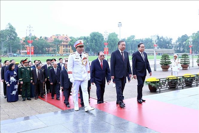 L&atilde;nh đạo Đảng, Nh&agrave; nước v&agrave;o Lăng viếng Chủ tịch Hồ Ch&iacute; Minh nh&acirc;n kỷ niệm 51 năm Ng&agrave;y giải ph&oacute;ng miền Nam, thống nhất đất nước