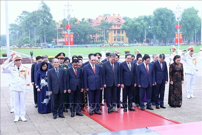 L&atilde;nh đạo Đảng, Nh&agrave; nước v&agrave;o Lăng viếng Chủ tịch Hồ Ch&iacute; Minh nh&acirc;n kỷ niệm 51 năm Ng&agrave;y giải ph&oacute;ng miền Nam, thống nhất đất nước