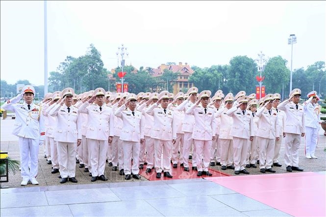 L&atilde;nh đạo Đảng, Nh&agrave; nước v&agrave;o Lăng viếng Chủ tịch Hồ Ch&iacute; Minh nh&acirc;n kỷ niệm 51 năm Ng&agrave;y giải ph&oacute;ng miền Nam, thống nhất đất nước