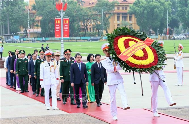L&atilde;nh đạo Đảng, Nh&agrave; nước v&agrave;o Lăng viếng Chủ tịch Hồ Ch&iacute; Minh nh&acirc;n kỷ niệm 51 năm Ng&agrave;y giải ph&oacute;ng miền Nam, thống nhất đất nước