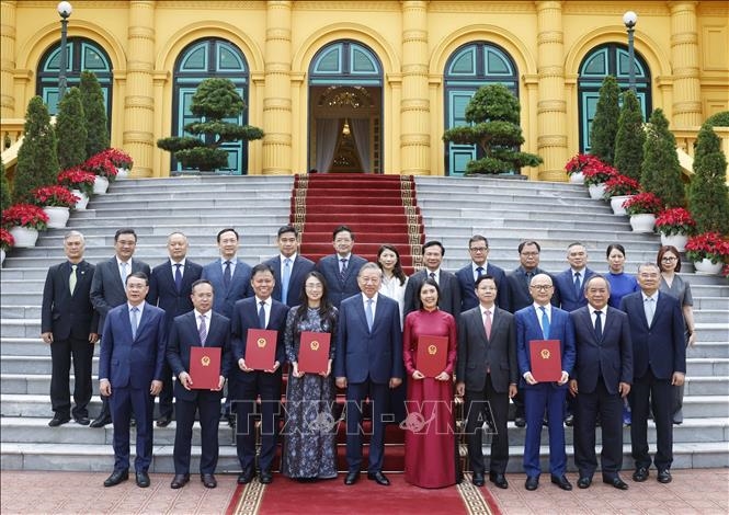 Tổng B&iacute; thư, Chủ tịch nước T&ocirc; L&acirc;m trao quyết định bổ nhiệm 5 Đại sứ Việt Nam tại nước ngo&agrave;i