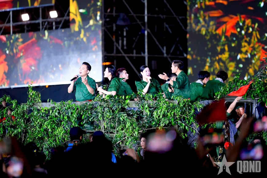 Hơn 40.000 kh&aacute;n giả m&atilde;n nh&atilde;n với với đại nhạc hội &ldquo;&Acirc;m vang Tổ quốc&rdquo;