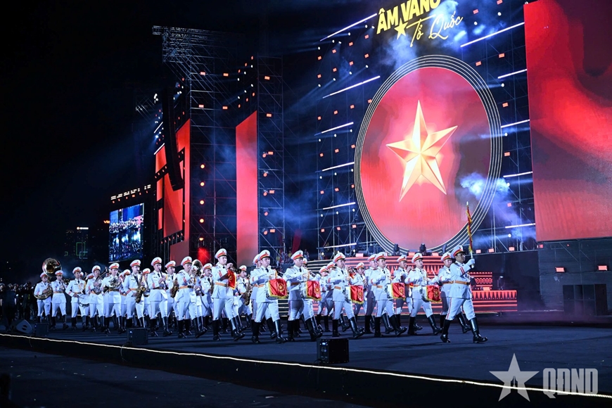Hơn 40.000 kh&aacute;n giả m&atilde;n nh&atilde;n với với đại nhạc hội &ldquo;&Acirc;m vang Tổ quốc&rdquo;