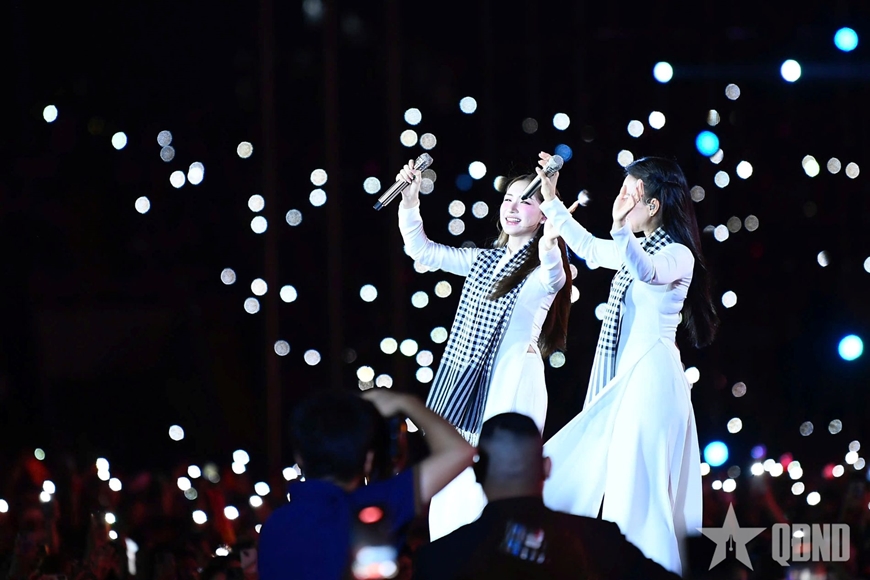 Hơn 40.000 kh&aacute;n giả m&atilde;n nh&atilde;n với với đại nhạc hội &ldquo;&Acirc;m vang Tổ quốc&rdquo;