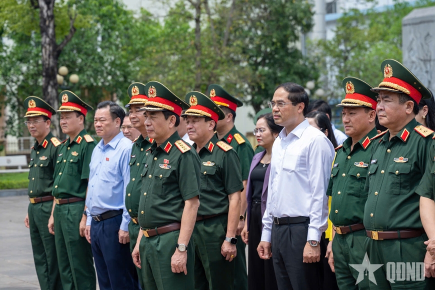 Gallery - 	Đại tướng Phan Văn Giang tri ân 60 liệt sĩ Thanh niên xung phong