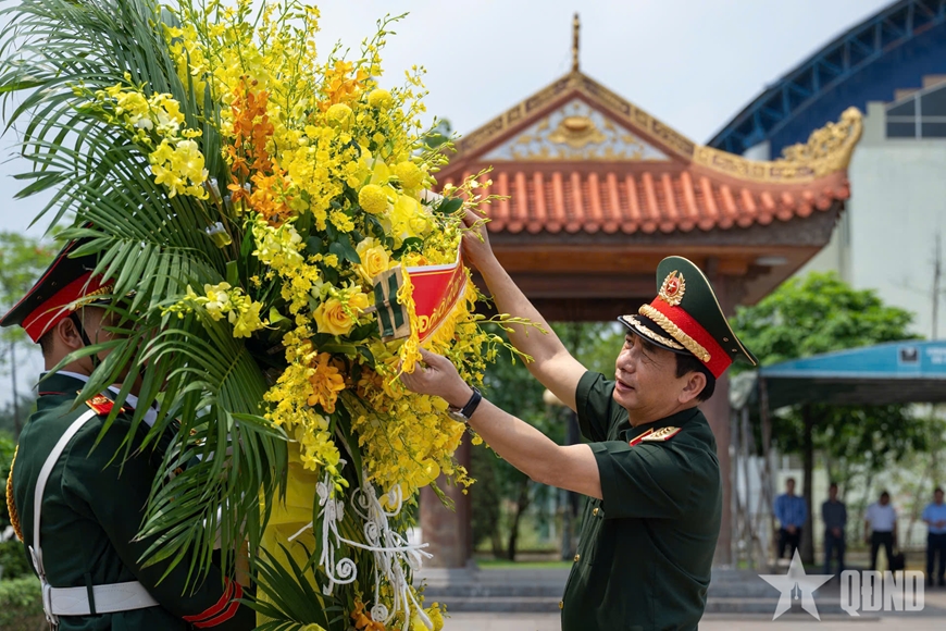 Gallery - 	Đại tướng Phan Văn Giang tri ân 60 liệt sĩ Thanh niên xung phong