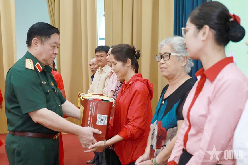 Gallery - 	Đại tướng Nguyễn Trọng Nghĩa thăm, tặng quà tại tỉnh Khánh Hòa