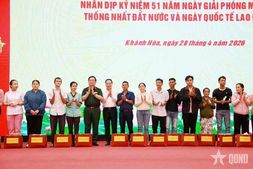 Gallery - 	Đại tướng Nguyễn Trọng Nghĩa thăm, tặng quà tại tỉnh Khánh Hòa