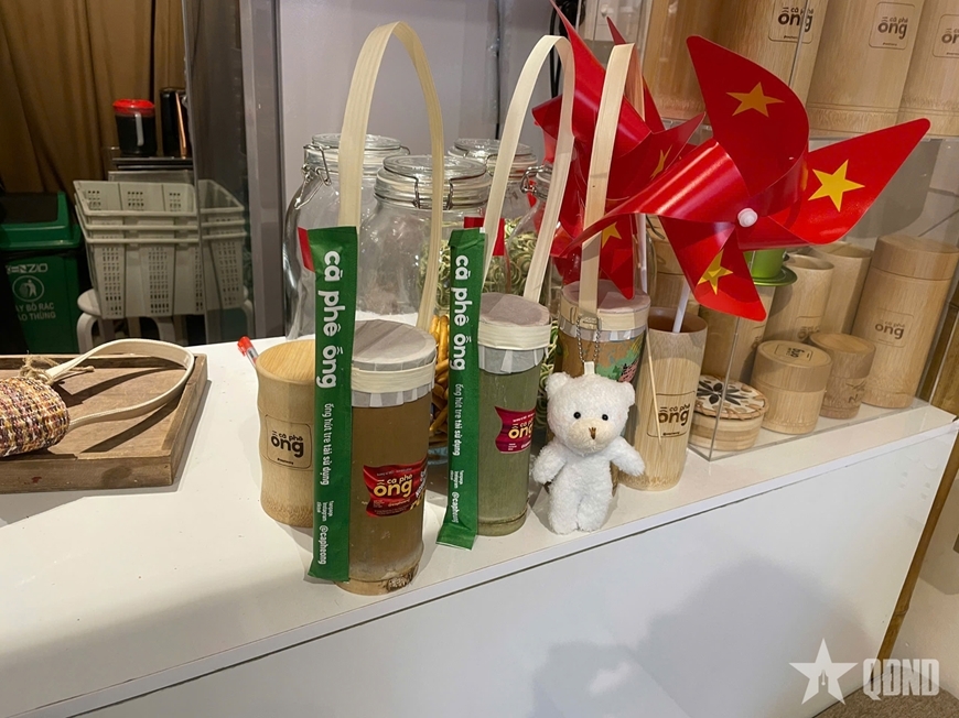 TP Hồ Ch&iacute; Minh: Sắc đỏ th&aacute;ng Tư lan tỏa trong từng qu&aacute;n c&agrave; ph&ecirc;