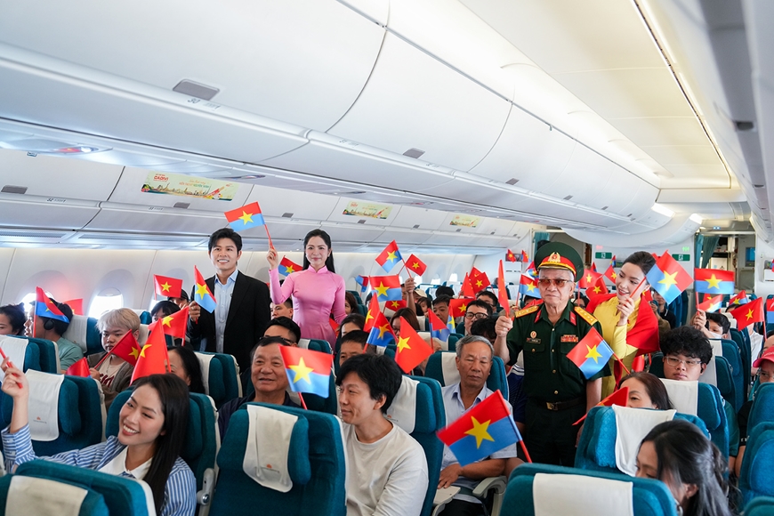 Vietnam Airlines tổ chức chuyến bay đặc biệt kỷ niệm 51 năm Ng&agrave;y giải ph&oacute;ng miền Nam